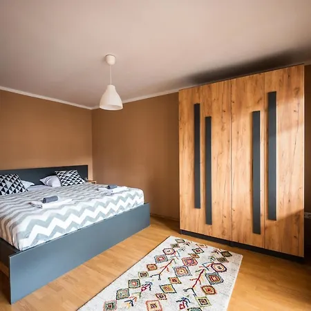 Spacious & Modern Apartments- Old Town *