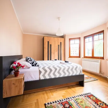 Spacious & Modern Apartments- Old Town Apartman *