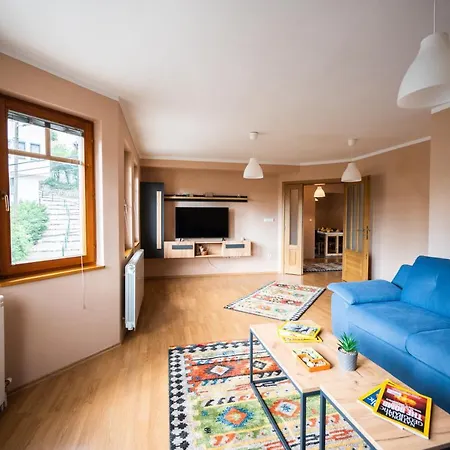 Spacious & Modern Apartments- Old Town Apartman