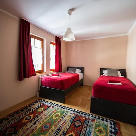 Spacious & Modern Apartments- Old Town Apartman