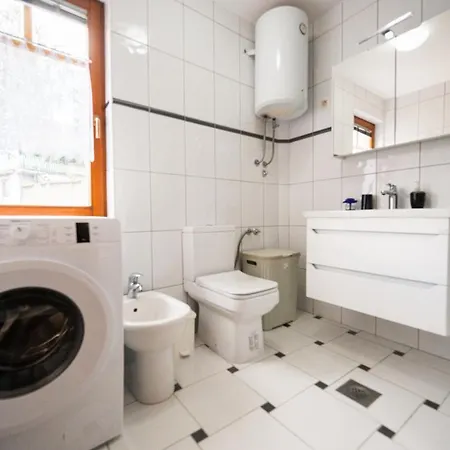 Spacious & Modern Apartments- Old Town *