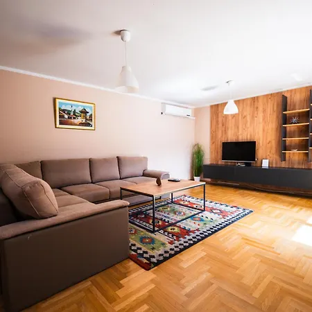 Spacious & Modern Apartments- Old Town *