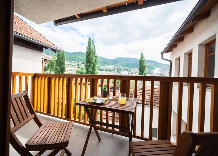 Spacious & Modern Apartments- Old Town Apartman