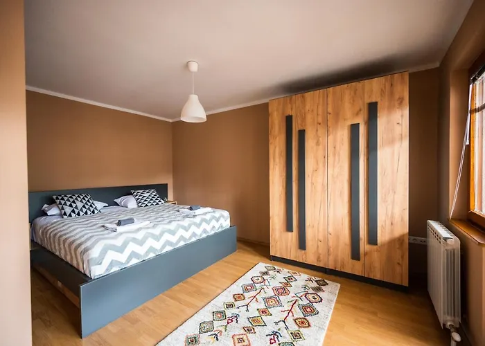 Spacious & Modern Apartments- Old Town *