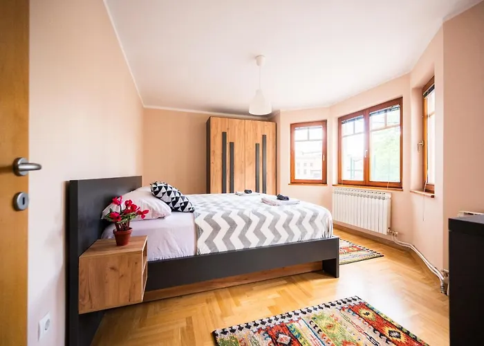 Spacious & Modern Apartments- Old Town Apartman *