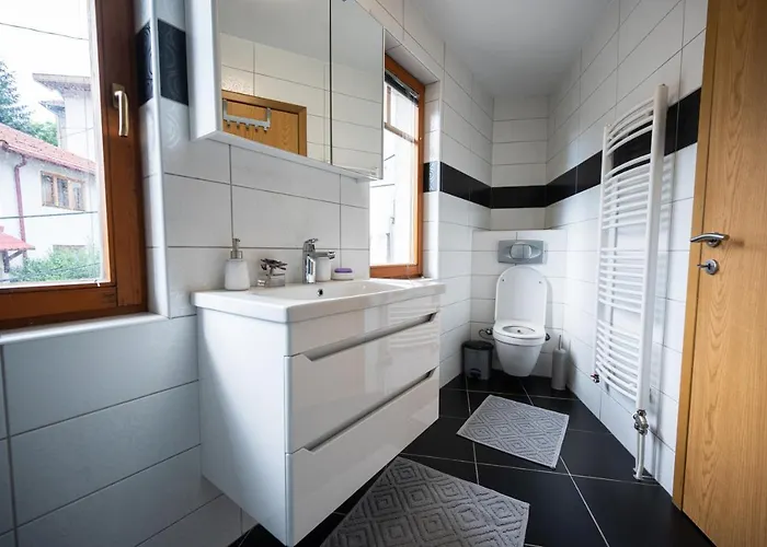 Spacious & Modern Apartments- Old Town Apartman